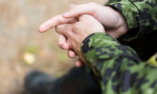 Θεσσαλονίκη: Επιτέθηκε «σαν αγρίμι» στον στρατιωτικό σύζυγό της μπροστά στα παιδιά τους