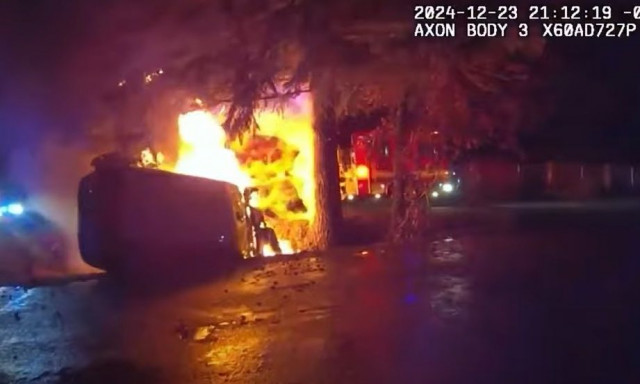 ΗΠΑ: Απίστευτη διάσωση γυναίκας που ήταν παγιδευμένη σε φλεγόμενο αυτοκίνητο - Δείτε βίντεο