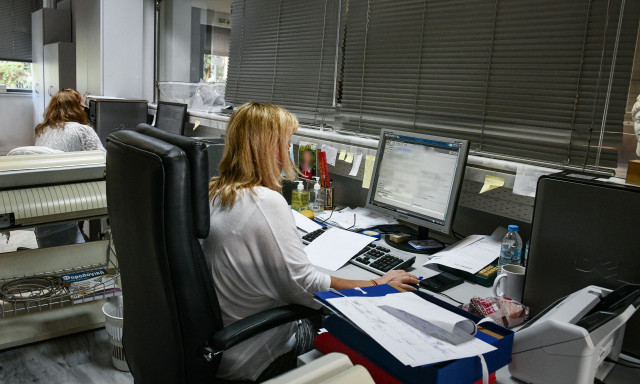 Διπλάσιο το μπόνους σε Δημόσιο και ΟΤΑ - Με ποια κριτήρια θα επιλεγούν οι δικαιούχοι