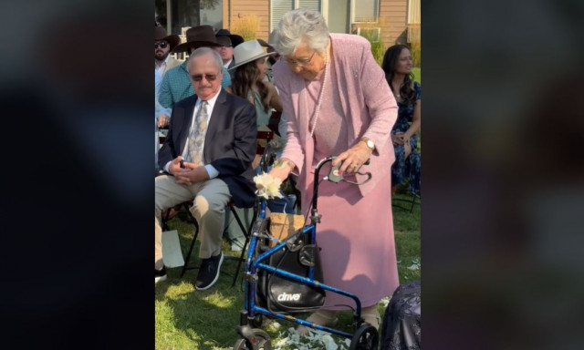 ΗΠΑ: Γιαγιά έγινε παράνυμφος στο γάμο της εγγονής της - Δείτε βίντεο