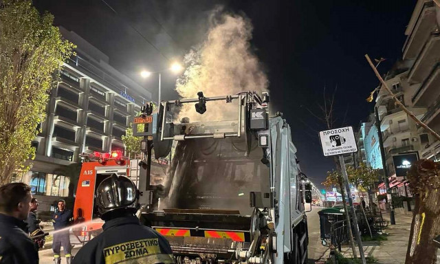 Φωτιά σε απορριμματοφόρο στη Λεωφόρο Αλεξάνδρας – Συναγερμός στην Πυροσβεστική
