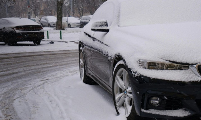 Το απόλυτο κόλπο: Έτσι δεν θα «σκεπαστεί» το αυτοκίνητό σας με χιόνι (vid)