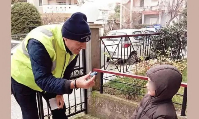 Σέρρες: Παιδάκι έχασε το αυτοκινητάκι του - Το βρήκαν και το επέστρεψαν Αστυνομικοί