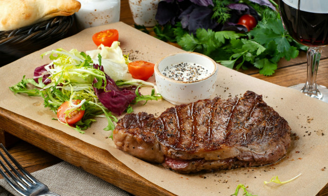 Τσικνοπέμπτη: Πώς να ψήσετε σωστά τις μπριζόλες - Τι εξηγεί Έλληνας επιστήμονας