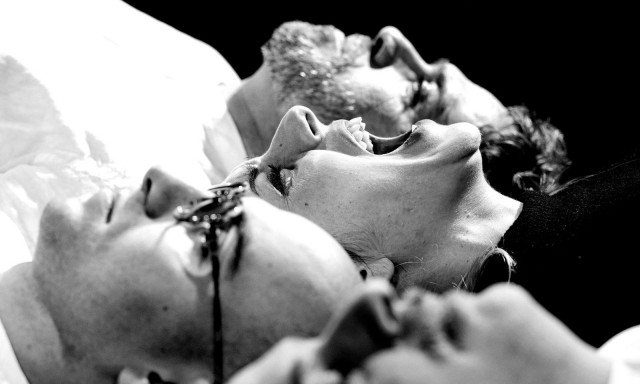 Θέατρο Αλκμήνη: «Numb» για το μούδιασμα πριν σταματήσουν όλες οι αισθήσεις να λειτουργούν