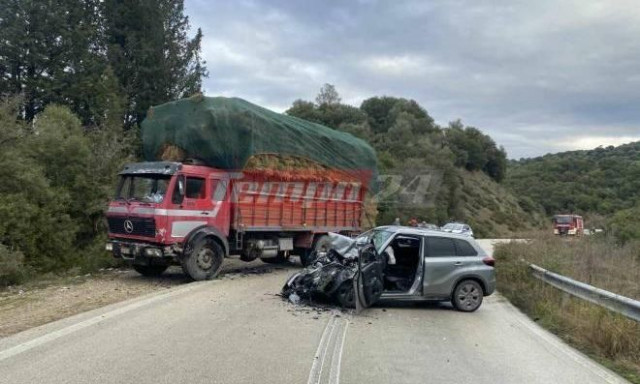 Αχαΐα: Σφοδρή σύγκρουση ΙΧ με φορτηγό- Εγκλωβίστηκε ο οδηγός