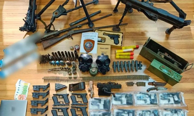 Πειραιάς: Έκρυβε στο σπίτι του ολόκληρο οπλοστάσιο - Συνελήφθη 43χρονος