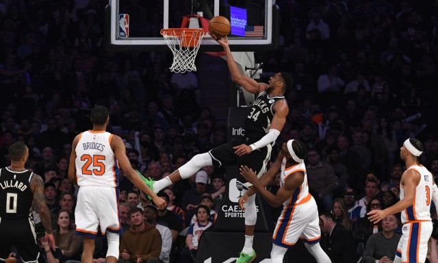 Γιάννης Αντετοκούνμπο: Δεν γλίτωσε τους Μπακς από εφιαλτική βραδιά στη Νέα Υόρκη