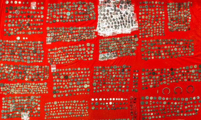 Θεσσαλονίκη: Έκρυβε στο σπίτι του 2.400 αρχαία νομίσματα, αγγεία, βυζαντινά βραχιόλια και όπλα