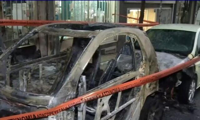 Κάηκαν τρεις μηχανές και δύο αυτοκίνητα στο Κολωνάκι - Ερευνάται αν είναι εμπρησμός