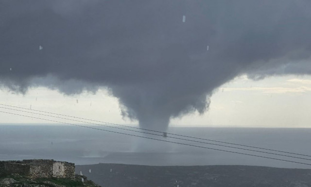 Κακοκαιρία: Υδροστρόβιλος «σάρωσε» τη Φολέγανδρο - Εντυπωσιακό βίντεο ντοκουμέντο