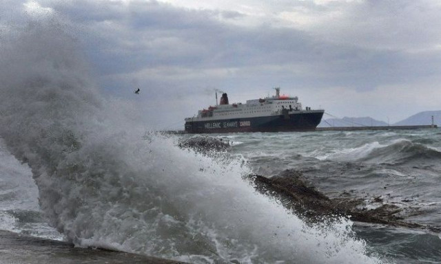 Δεμένα τα πλοία σε πολλά λιμάνια λόγω θυελλωδών ανέμων