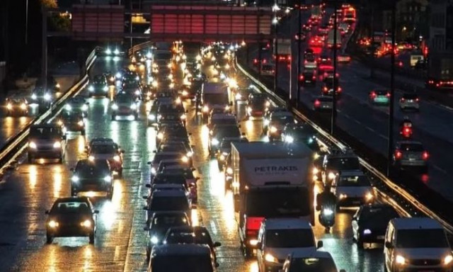 Στο «κόκκινο» ο Κηφισός - Μποτιλιάρισμα από Λυκόβρυση έως Ρέντη (vid)