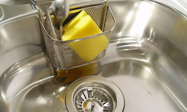 Με αυτό το απλό κόλπο μπορείτε να αφαιρέσετε κάθε λεκέ από τον νεροχύτη σας