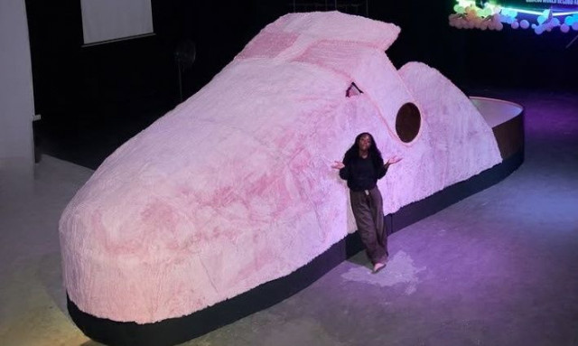 Απίστευτη δημιουργία: Το γιγάντιο σανδάλι που μπήκε στο βιβλίο των Ρεκόρ Γκίνες