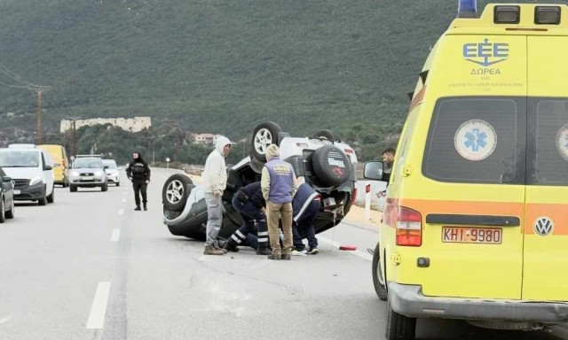 Σοβαρό τροχαίο στη Λευκάδα: Αυτοκίνητο τούμπαρε και έπεσε πάνω σε άλλο όχημα