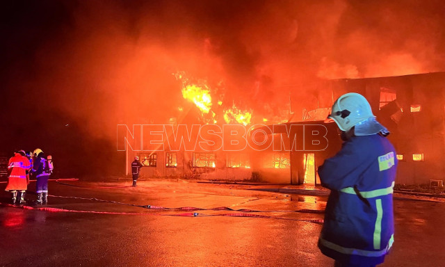 Κορωπί: Σε ύφεση η φωτιά στο εργοστάσιο – «Στάχτη» τα logistics του «Απολλώνιον»