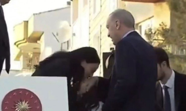 Ερντογάν: Boυλευτής και πρώην εστεμμένη φίλησε το χέρι του «σουλτάνου» και...πήρε «χαρτζιλίκι»