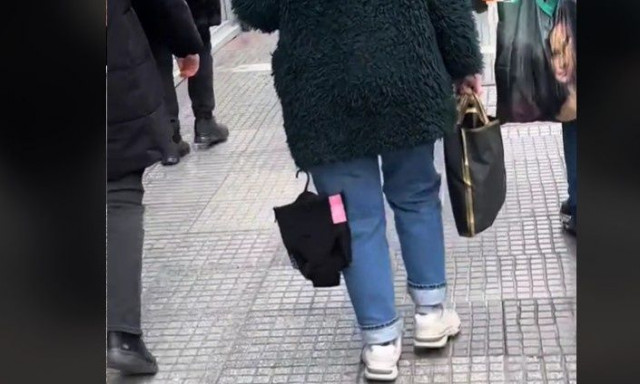 Απίστευτο όμως αληθινό: Γυναίκα περπατούσε στη Θεσσαλονίκη με εσώρουχο κρεμασμένο στο μπουφάν της