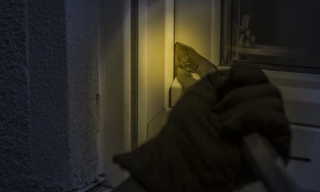 Θεσσαλονίκη: Καρέ- καρέ η διάρρηξη μονοκατοικίας από τέσσερα άτομα στην Άσσηρο (video)