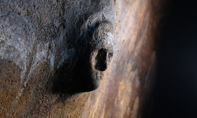 Μυστηριώδες πέτρινο πρόσωπο ανακαλύφθηκε στον τοίχο αρχαίας δεξαμενής