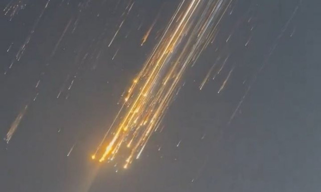 Η δραματική στιγμή που συντρίμμια του πυραύλου της Space X πέφτουν σαν βροχή
