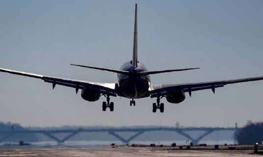 Χαμός σε πτήση: Επιβάτης άρπαξε γυναίκα από τα μαλλιά