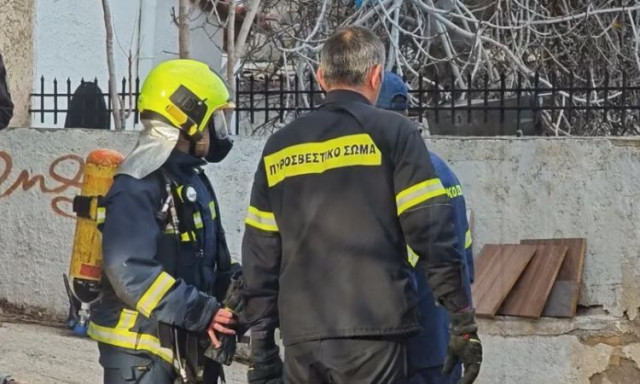 Ρέντη: Φωτιά σε εγκαταλελειμμένο κτίριο – Συναγερμός στην Πυροσβεστική