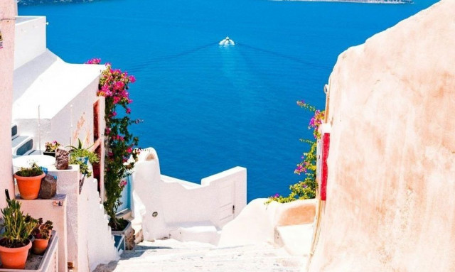 Βρετανικός Τύπος: «Αν η Ελλάδα μιμηθεί την Ισπανία, βάζει σε ρίσκο την τουριστική βιομηχανία της»