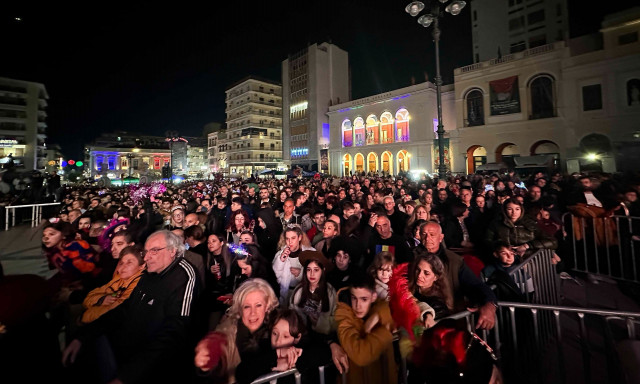 Πατρινό Καρναβάλι 2025: Χιλιάδες χρώματα και χαμόγελα στη φαντασμαγορική τελετή έναρξης
