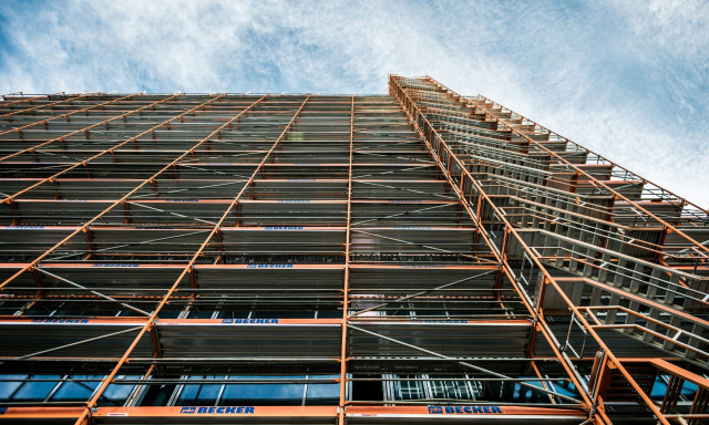 Βέροια: Άνδρας έπεσε από σκαλωσιά πάνω σε περαστικό - Τραυματίστηκαν και οι δύο