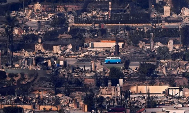 Λος Άντζελες: Το «μαγικό λεωφορείο» που γλίτωσε από τις πυρκαγιές στη Νότια Καλιφόρνια