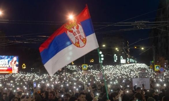 «Καζάνι που βράζει» η Σερβία: Χιλιάδες διαδηλωτές κατέκλυσαν τους δρόμους του Βελιγραδίου
