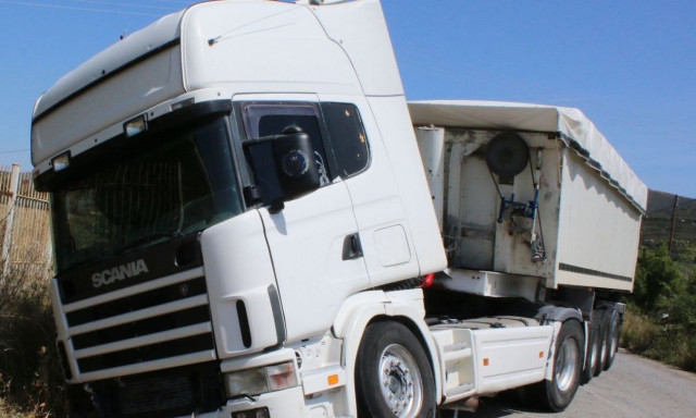 Νταλίκα που μετέφερε φυσικό αέριο «δίπλωσε» στο Διακοπτό - Εκτροπή κυκλοφορίας