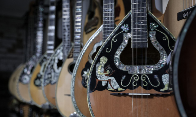 Η παραδοσιακή μουσική επιστρέφει δυναμικά και οι Αθηναίοι πια χορεύουν ηπειρώτικα και νησιώτικα