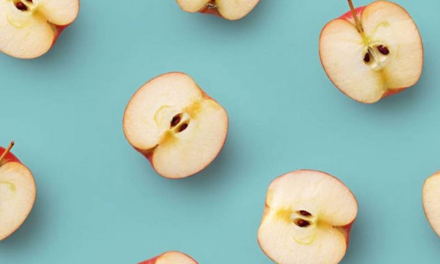 Πώς να συντηρήσετε τα κομμένα μήλα χωρίς να τα μαυρίσετε