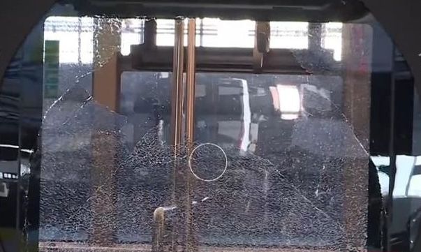 Επίθεση σε λεωφορείο: «Το μάρμαρο πέρασε ξυστά από το κεφάλι μου», αποκαλύπτει ο νεαρός τραυματίας