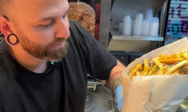 Έλληνας παρασκευάζει τυλιχτό με γύρο τέσσερα κιλά και τρελαίνει τους Βρετανούς