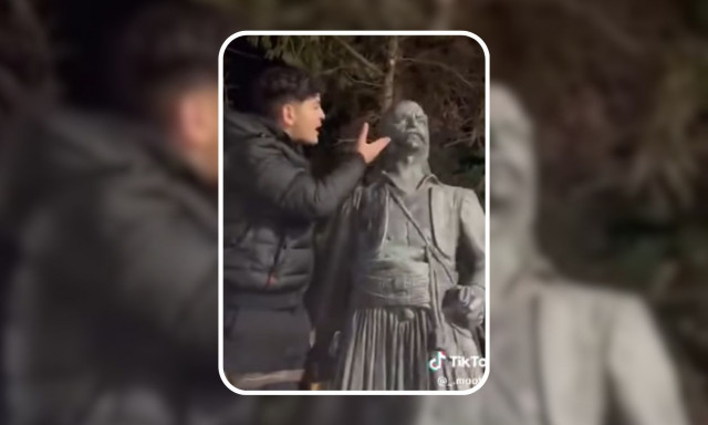 Θεσσαλονίκη: Προκλητικός νεαρός βρίζει και φτύνει άγαλμα ήρωα της Ελληνικής Επανάστασης (Vid)