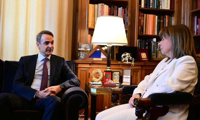 Συνάντηση Μητσοτάκη με Σακελλαροπούλου στο Προεδρικό Μέγαρο – «Θα προτείνουμε εξαετή θητεία»