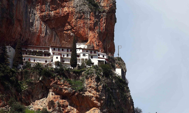 Παναγία Ελώνα: Το μοναστήρι του Πάρνωνα που είναι χτισμένο μέσα σε βράχο