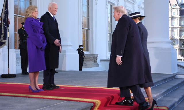 Ορκωμοσία Τραμπ: Ο Μπάιντεν τον υποδέχθηκε στον Λευκό Οίκο