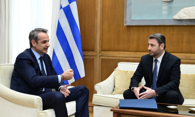 «Βγήκαν τα μαχαίρια» μεταξύ ΝΔ - ΠΑΣΟΚ: Ολική ρήξη με μακρινό βλέμμα στις εκλογές