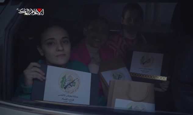 Γάζα: Απελευθερώθηκαν οι τρεις πρώτες όμηροι της Χαμάς με μια... σακούλα δώρα