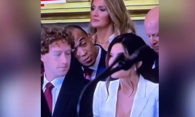 Το στιγμιότυπο με τον Ζούκερμπεργκ που έγινε viral - Κρυφοκοιτούσε το αβυσσαλέο ντεκολτέ της Σάντσεζ