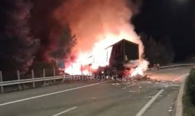 Τροχαίο ατύχημα στη Λαμία: Ανατράπηκε νταλίκα και τυλίχθηκε στις φλόγες