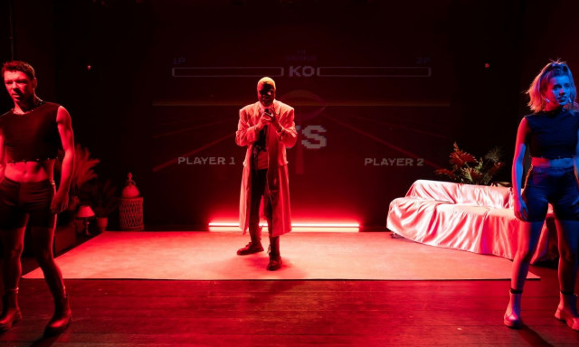 Θέατρο του Νέου Κόσμου: Πρεμιέρα για το σουρεαλιστικό «Κόκκινες γραμμές ή λέξεις που κάνουν τζιζ»