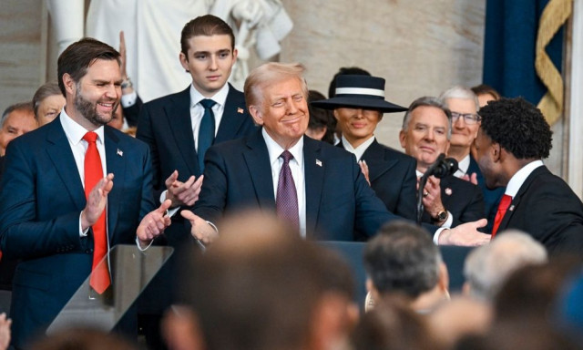 Ο «τυφώνας» Τραμπ σαρώνει τον πλανήτη - Η πρώτη ημέρα στον Λευκό Οίκο και ο επίλογος Μπάιντεν