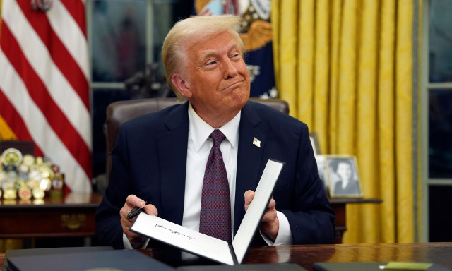 Τραμπ: Καταιγισμός προεδρικών διαταγμάτων - Απέσυρε τις ΗΠΑ από την συμφωνία του Παρισίου