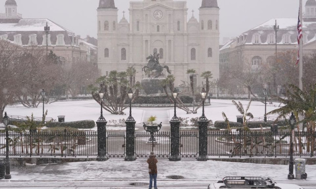 Σπάνια χιονοθύελλα στις ΗΠΑ: Χιόνια, άνεμοι και ψύχος από το Τέξας μέχρι τη Φλόριντα